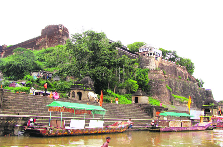 Shiva temples on the ghats in Maheshwar