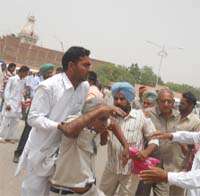 Unruly scenes were witnesses at the function held at Maisarkhana on Sunday where Brahman Samaj factions clashed on the issue of chairmanship of the bod