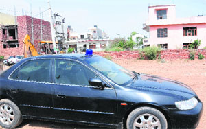 During the demolition drive, a black car with a blue beacon landed at a house in Kansal. The boundary wall of the house was left untouched by the NAC team. 