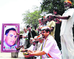 Congress activists offer 'deep dan to the Ganga as a part of the tribute to former Prime Minister Rajiv Gandhi on his 21st death anniversary at the Birla ghat in Haridwar on Monday