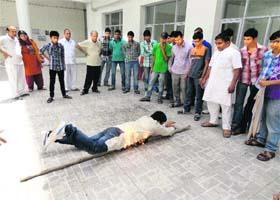 Pritam Singh Tanwar, president, District Kurukshetra unit, SSSS Organisation, gives a demonstration during the disaster management training camp held at Brahmasarovar in Kurukshetra