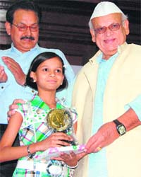 Uttarakhand Governor Aziz Qureshi gives away prizes to students on the occasion of International Biodiversity Day at FRI in Dehradun on Tuesday