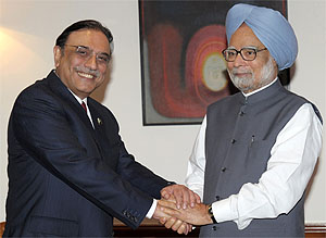 Prime Minister Manmohan Singh and President Asif Zardari of Pakistan in a jovial mood