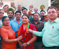 Madhu Gargi (centre) has been chosen by the BJP as its candidate for the by-election to Ward 6 of the Municipal Corporation Bathinda to be held on June 7. 