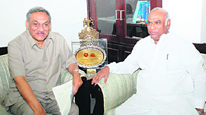 Chief Minister Vijay Bahuguna at a meeting with Union Labour Minister Mallikarjun Kharge in New Delhi on Tuesday. A Tribune photograph