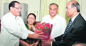 D Subbarao, Governor of the RBI, being greeted by Uttarakhand Chief Minister Vijay Bahuguna and his Cabinet colleagues Indira Hriyadesh and Yashpal Arya in Dehradun on Wednesday.