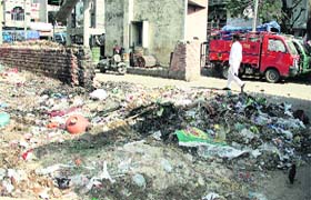 A huge garbage dump in the Mandi Fentonganj area