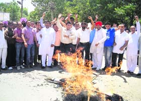 SAD-BJP activists burn effigies of former Nagar Council president Balbhadhar Sein Duggal in Phagwara on Wednesday