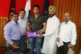 Deputy Commissioner S. Karuna Raju (extreme left) and Sukhpal Singh Nannu, former CPS, honouring Mahabali Veera at Ferozepur