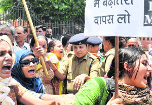 CPM activists raise slogans against petrol price hike outside Parliament House