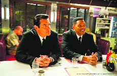 Will Smith(right) and Josh Brolin in Men in Black