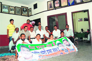 Congress councillor from Ward 24 Anil Minna along with supporters stages a dharna outside the District Congress Office in Amritsar on Saturday. 