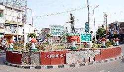 The Fauji Chowk roundabout cuts a sorry picture of dereliction on the part of the authorities concerened. While the outer layer of the boundary is falling off leaving behind huge ugly patches, the pillars holding together the chains, are also in danger of falling off
