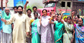 Uttarakhand Kranti Manch activists protest against Swami Gyan Swaroop Sanand at Chandi Ghat Chowk in Haridwar on Saturday.