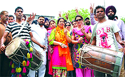 Rebel Akali leader Inderjit Singh Sonu's wife Jaspreet Kaur on her way to file her nomination papers from Ward 56