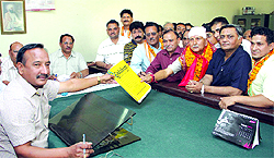 BJP candidate from Ward 28 Varinder Sharma along with MLA Manoranjan Kalia files his nomination papers in Jalandhar on Saturday