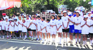 The participants before the start of a marathon race organised by Radio Khushi and GNFC School in Mussoorie on Sunday