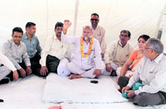 State president of the Government Teachers Association Madan Lal Hindustani on an indefinite dharna outside the Vidhan Sabha building in Dehradun on Sunday.