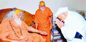 Uttarakhand Governor Aziz Qureshi takes blessings of Jagadguru Shankaracharya Sharda Dwarka Peethadeeshwar Swaroopanand Saraswati at Kankhal in Haridwar on Monday. 
