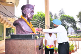Lt-Gen Dr DDS Sandhu, Vice-Chancellor, Kurukshetra University, pays floral tributes to Pandit Jawaharlal Nehru in Kurukshetra. 