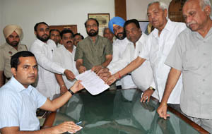 Congress workers, led by the former Congress MLA, Harminder Singh Jassi, submitting a memorandum to the Bathinda Deputy Commissioner. 