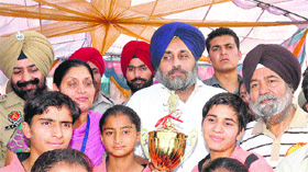 Punjab Deputy Chief Minister Mr. Sukhbir Singh Badal handing over the trophy to winners of nationl sub-junior girls hockey championship.