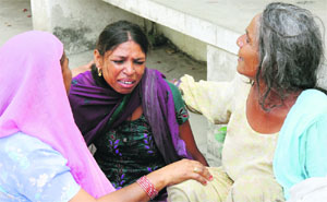 The victims wailing wife, Neelam (centre), at the Karnal Civil Hospital.