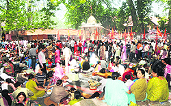 Kashmiri Pandits offers prayers at Kheer Bhawani temple in Tulmulla near Srinagar on Tuesday