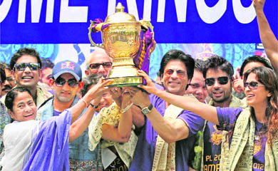 West Bengal Chief Minister Mamata Banerjee (L) holding the IPL trophy with Kolkata Knight Riders owners Shahrukh Khan (C), Juhi Chawla (R) and players during a ceremony to felicitate the team in Kolkata on Tuesday.