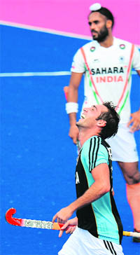 Paredes Matias Enrique of Argentina (L) celebrates his teams goal as Indias Sarvanjit Singh looks on during their match  in Ipoh on Wednesday. 