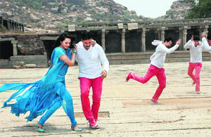 Akshay Kumar and Sonakshi Sinha in a still from Rowdy Rathore