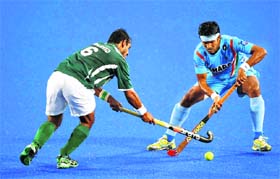 Pakistan's Mehmood Rashid (L) battles for the ball with Indias Shivendra Singh during the Sultan Azlan Shah Cup men's field hockey tournament in Malaysia on Thursday