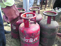 The LPG cylinders that did not explode even after a bus overturned. 