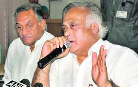 Union Rural Development Minister Jairam Ramesh addresses mediapersons in Dehradun on Saturday