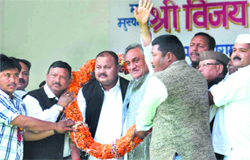 Chief Minister Vijay Bahuguna and Munsiyari MLA Harish Dhami being welcomed by Congress supporters  at Pithoragarh on Saturday. A Tribune photograph