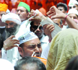 Salim Alvi pours petrol to set himself ablaze.