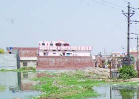A view of the broken road and an open drain in Ward 55 in Amritsar