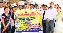 District Legal Services Authority members create awareness about the ill-effects of tobacco use in Gurgaon.