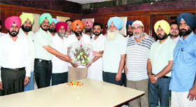 Former coach of the national mens hockey team, Rajinder Singh, being honoured by the Sports Council of Ludhiana on Sunday.