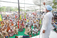 District president of the BKU (Ugrahan) Shingara Singh Mann addressing farmers during a dharna organised in Bathinda on Tuesday