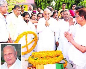 Chief Minister Bhupinder Singh Hooda pays tributes to former Haryana minister Lachhman Dass Arora (inset), who passed away in Sirsa on Tuesday