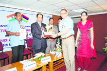 Thakur Ghanshyam Singh gets the Hind Rattan award at Port Louis in Mauritius. 