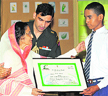 President Pratibha Patil presents