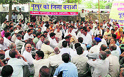 Members of the Zila Banao Sangharsh Samiti hold a protest in Nurpur on Wednesday