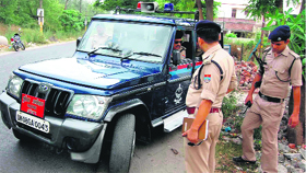 SP Kiran Lal Shaw inspects the spot where a man was allegedly robbed of Rs 8.66 lakh at BHEL in Haridwar on Thursday.