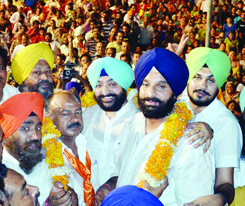 SAD candidate from Ward 53 Avinash Jolly along with Cabinet minister Bikramjit Singh Majithia at a rally