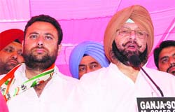 Pardeep Singh Saabi Toor, Congress candidate from ward no. 31, with Capt Amarinder Singh at an election rally in Ludhiana.