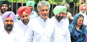 CLP leader Sunil Jakhar (centre) with other leaders after submitting a memorandum against the Operation Bluestar Memorial to the Governor. 