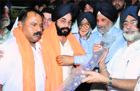 Congress candidate from ward number 45 Mukesh Malhotra (extreme left) being greeted by the SAD-BJP leaders.