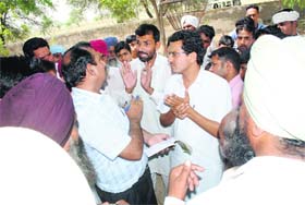 Villagers exchange heated words with an executive engineer over scarcity of water at Karungawali in Sirsa